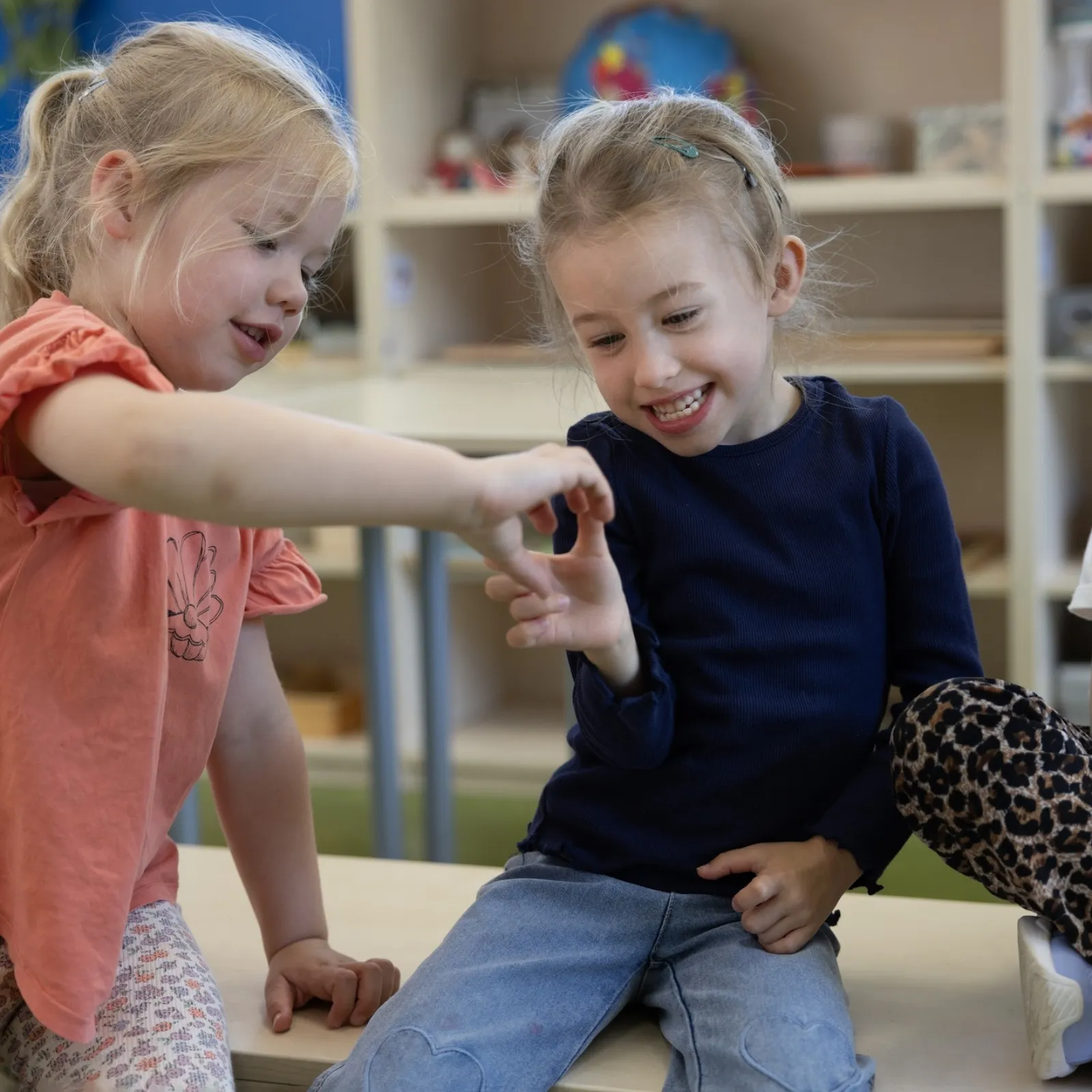 twee meisjes maken met hun handen een hartje