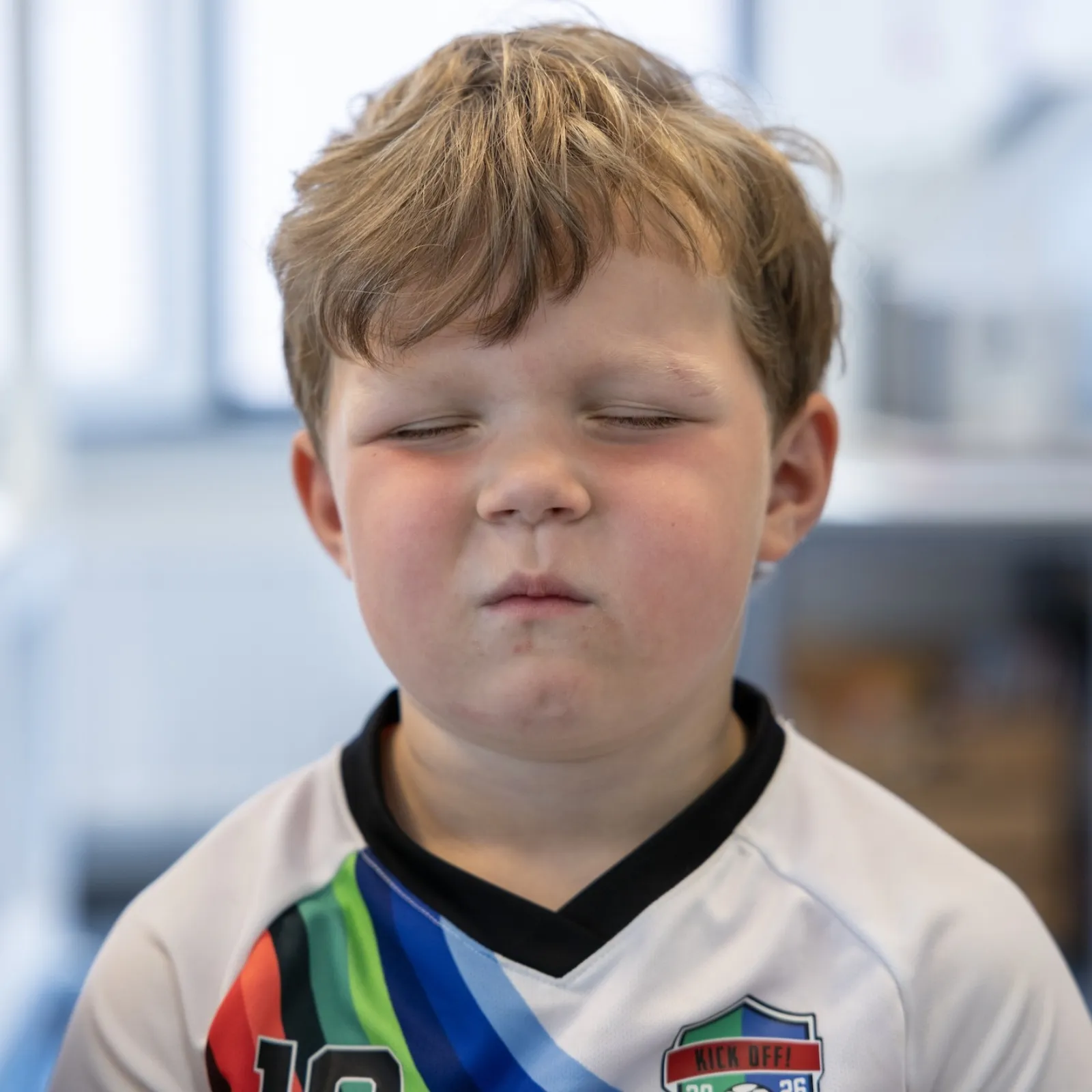 nadenkend jongetje