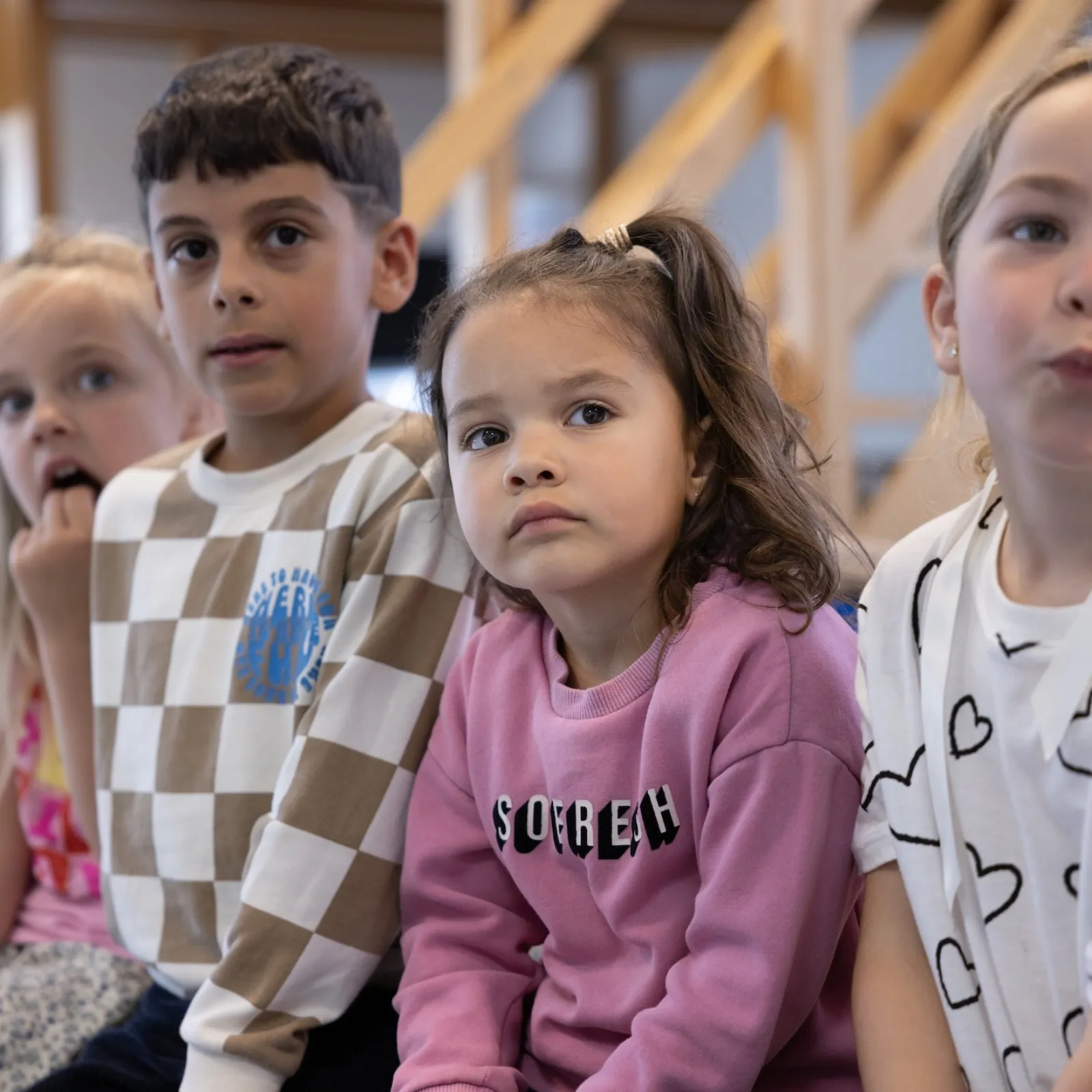 kinderen luisteren in de klas