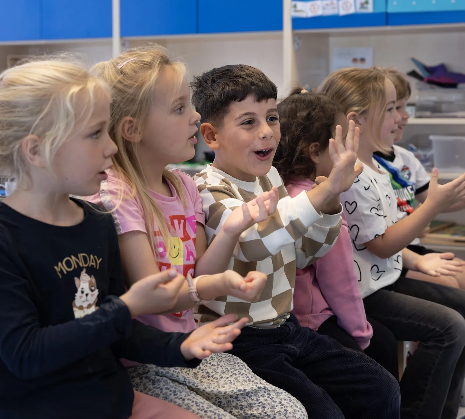 enthousiaste kinderen in de klas
