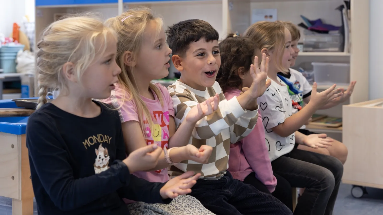 enthousiaste kinderen in de klas