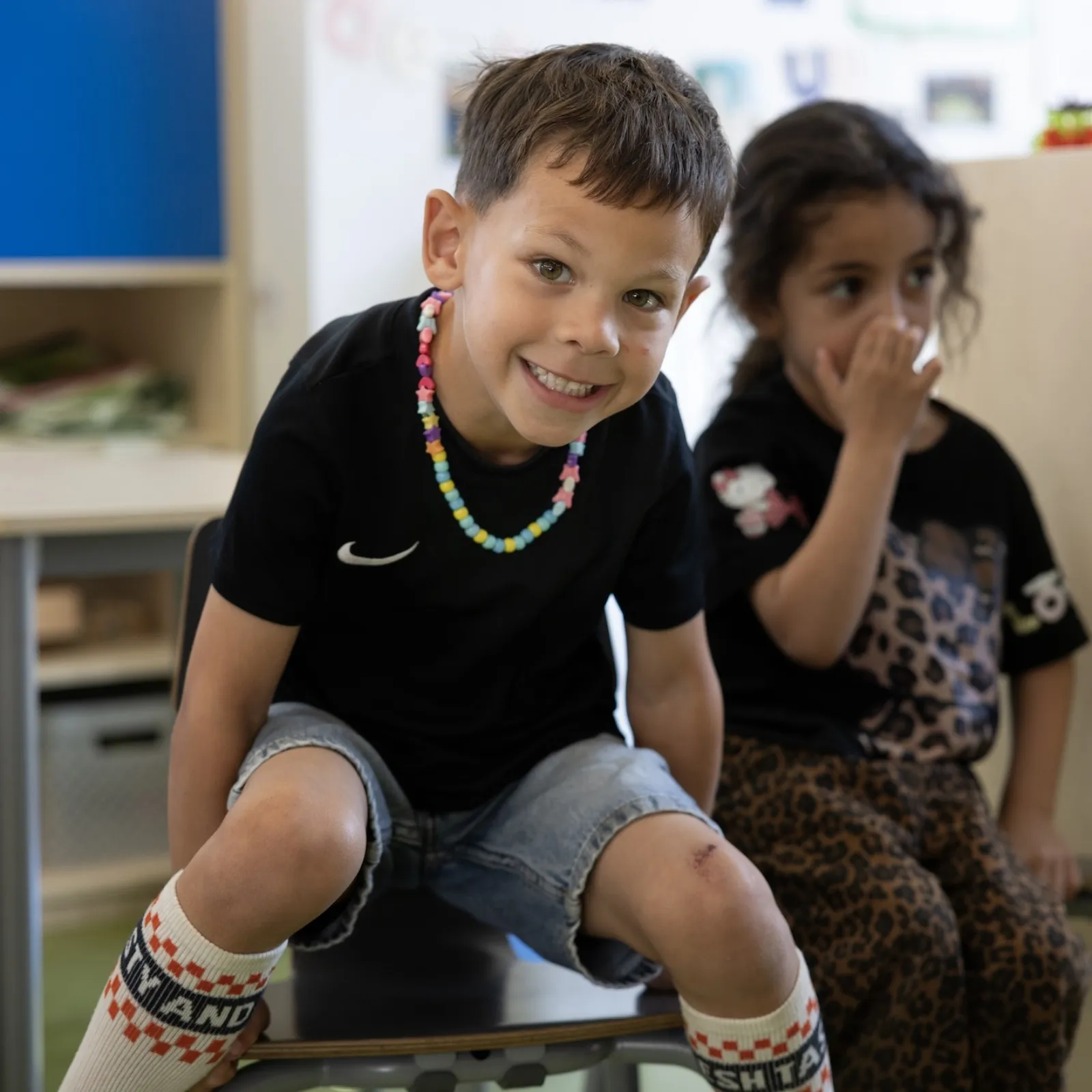 blij jongetje in de klas