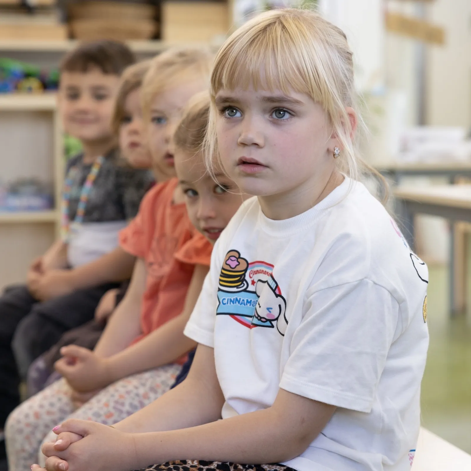 meisje luistert in de klas