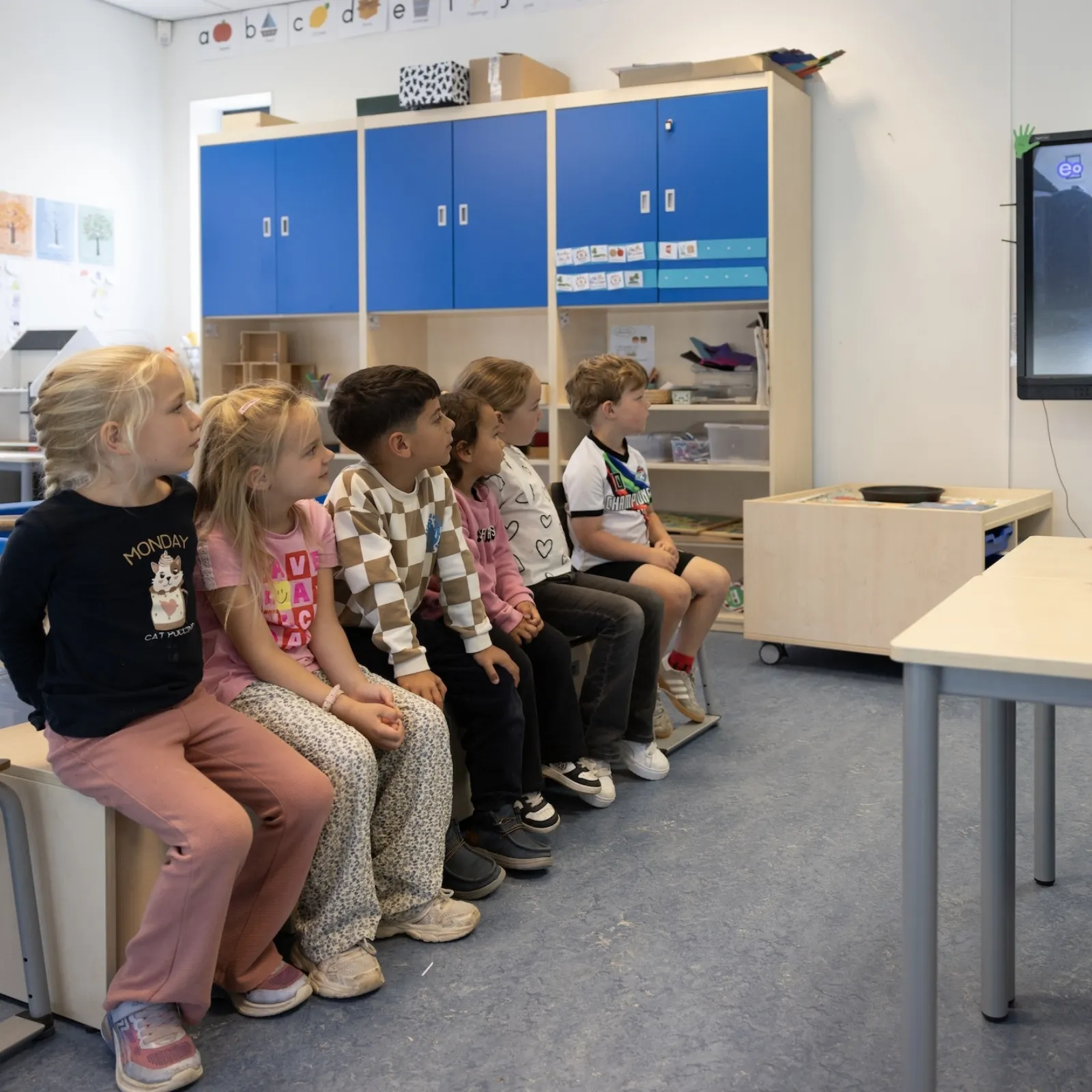 kinderen kijken een film