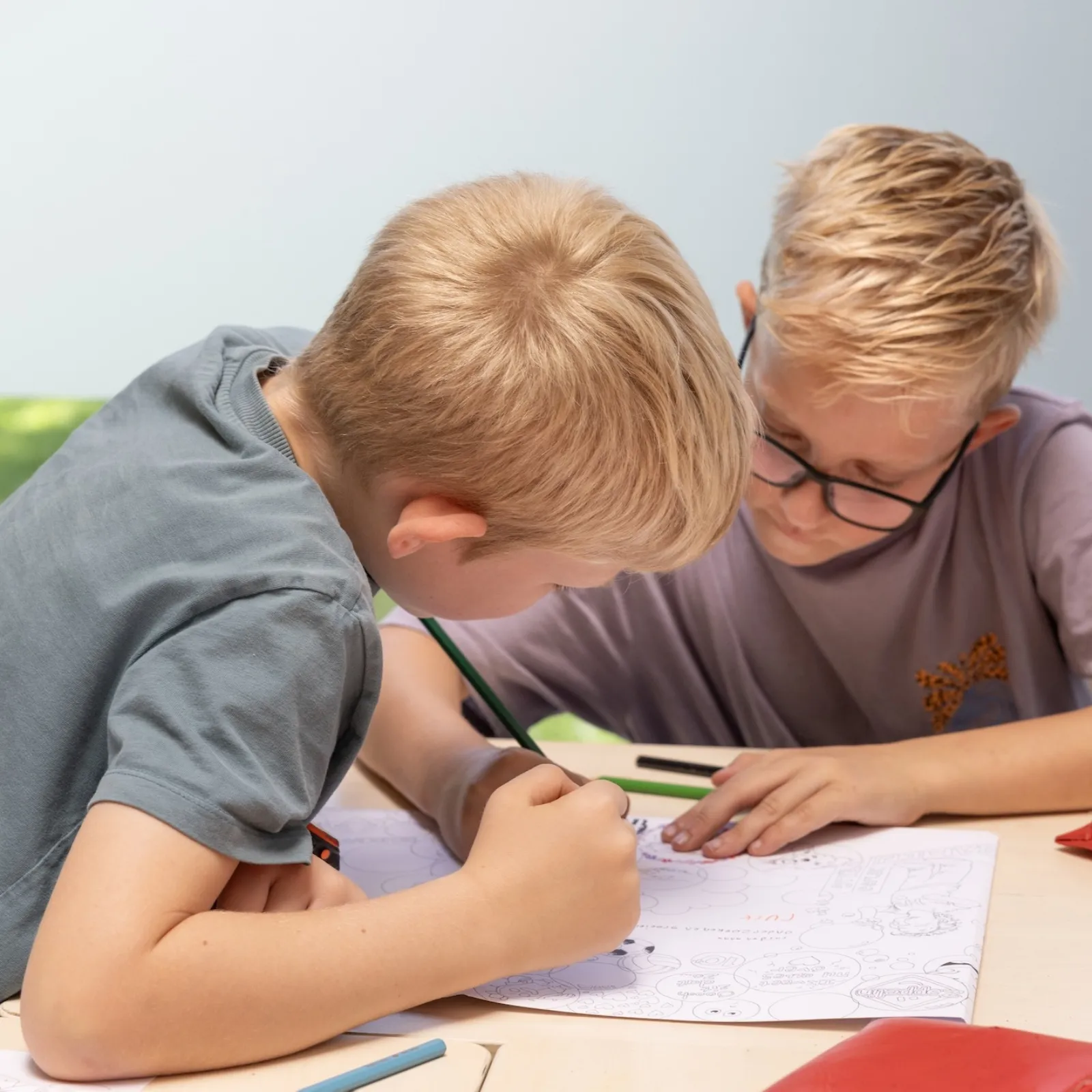 jongens tekenen samen