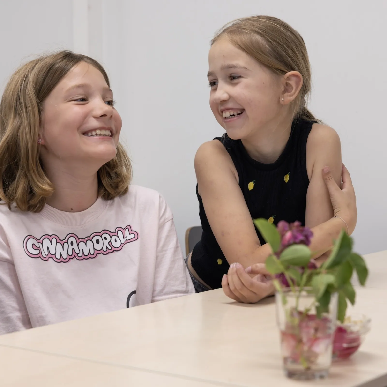 meisjes lachen samen