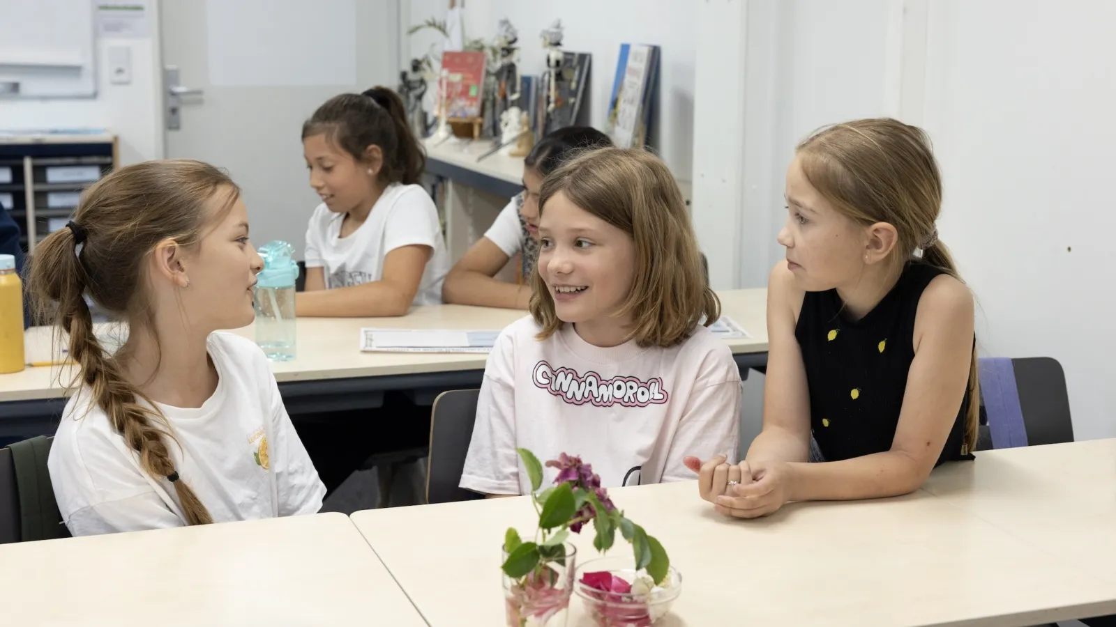 meisjes luisteren naar elkaar