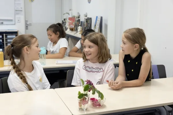 meisjes luisteren naar elkaar