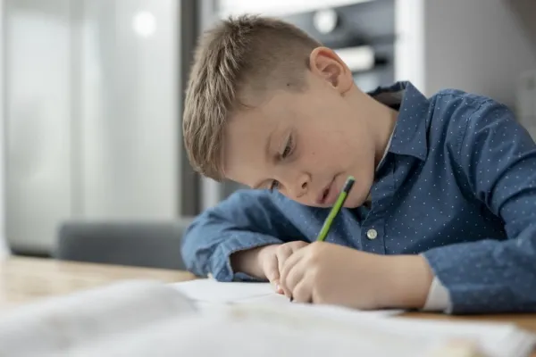 jongetje schrijft brief