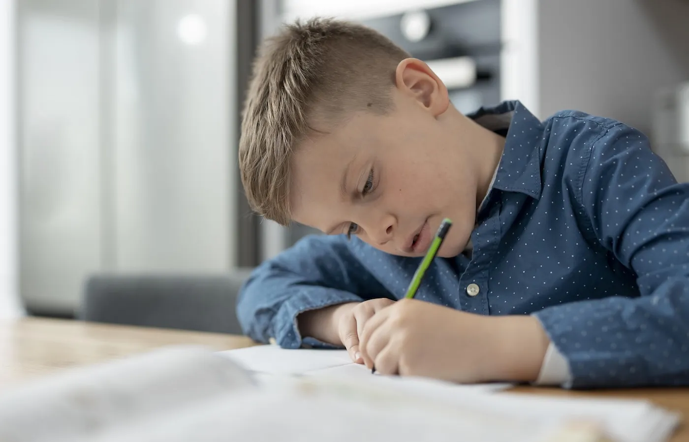 jongetje schrijft brief