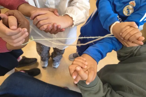 vrienden met elkaar verbonden